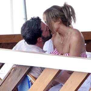 Ben Affleck Having Sex - See Jennifer Lopez and Ben Affleck Making Out at Italy Restaurant