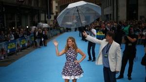 Jennifer Aniston Were The Millers Porn - Jennifer Aniston talks to Lizo Mzimba on the blue carpet at the We're the  Millers premiere