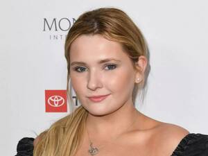 Abigail Breslin Nude Porn - Abigail Breslin blasts troll who called her a loser for wearing mask after  dad died from Covid - Irish Mirror Online