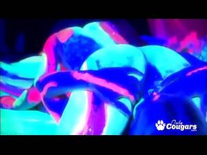 Glow Body Paint Porn - Lesbians Fuck Covered In Glow In The Dark Paint - XVIDEOS.COM