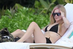 Avril Lavigne Bikini Porn - Avril Lavigne - Singer, Songwriter in Bikini