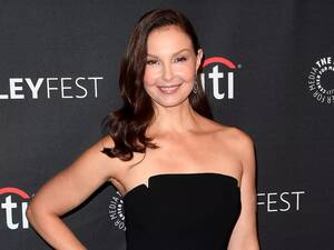 Hairy Pussy Ashley Judd - Divergent star Ashley Judd almost loses leg after 'catastrophic fall' on  trek - Daily Star