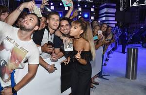 Ariana Grande 2016 Naked Porn - Ariana Grande's Fans Show Solidarity With Victims - WSJ