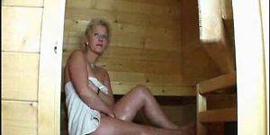 in der sauna - Maturelady in der Sauna