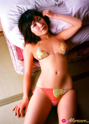 mayumi ono poses - Cute Looking Hot Short Haired Chick Mayumi Ono Flashing Her Natural Tit