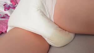 Diaper Pee - Lazy morning piss in diaper - ThisVid.com