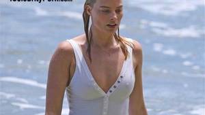 Margot Robbie Celebrity Porn - Margot Robbie en Bikini muy Sensual en la Playa