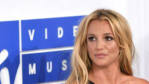 britney at home - Britney Spears speaks out after fans call police to her house