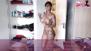 Milf Doccia - Guarda questa milf tatuata sotto la doccia - Voglioporno.com