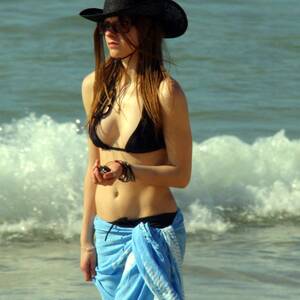 Avril Lavigne Bikini Porn - Avril Lavigne Bikini Pictures: Singer Sexiest Swimsuit Photos