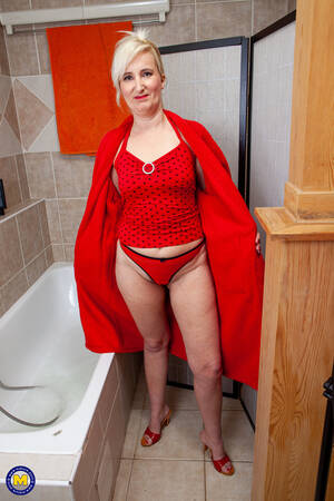 Mature Cameltoe - Mature Simi loves to show her cameltoe and then some - Mature.nl