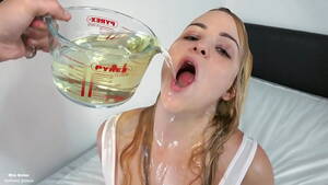 Nasty Piss Porn - Nasty slut collecting so much piss - piss bath - piss drinking - girl  pissing - human toilet - XVIDEOS.COM