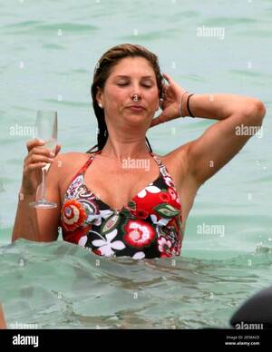 Latina Porn Daisy Fuentes - Exclusive!! Hot Latina model and actress Daisy Fuentes enjoys some  champagne and pizza on Miami Beach with friends and family. Miami Beach,  Fla. 6/24/07. [[tag mab]] Stock Photo - Alamy