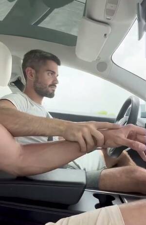 handjob driving car - Getting a handjob while driving his car - ThisVid.com