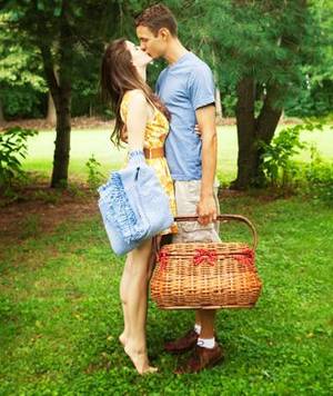 couple is shopping picnic - 40 Free Date Ideas You'll Both Love