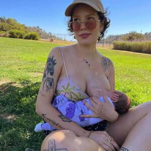 Gwen Stefani Celebrity Porn - Breastfeeding Photos by Celebrities