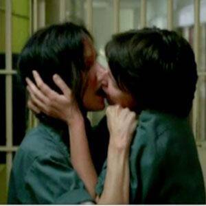 Forced Lesbian Prison Porn - Weeds' Delivers a Mary-Louise Parker Lesbian Make-Out Scene!