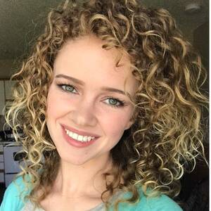 curly hair squeezes - 20,000 People Are Going Crazy for This Woman's Incredible Curly Hair Tips |  Glamour