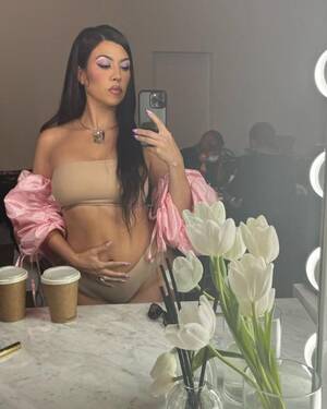 kourtney pregnant belly naked - Kourtney Kardashian claps back at pregnancy speculation