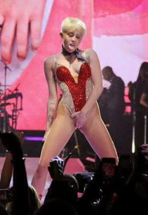 miley cyrus concert upskirt - Miley Cyrus' concert banned in the Dominican Republic