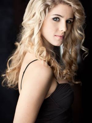 Arrow Felicity Sexy - Emily Bett Rickards plays the role of Felicity Smoak in \