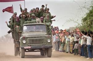 Cambodia Village Porn - Vietnamese soldiers waving goodbye to Cambodian villagers during the  withdrawal of the Vietnamese army from Cambodia, the end of the Cambodian-Vietnamese  War 1989 [1000x656] : r/HistoryPorn