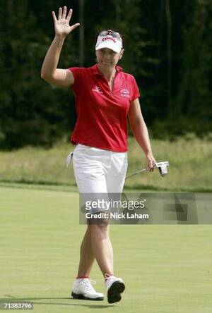 Annika Sorenstam Porn - Annika Sorenstam of Sweden waves to the crowd after defeating Virada...  News Photo - Getty Images