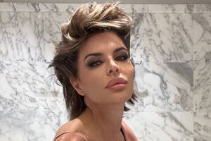 Lisa Rinna Porn - Lisa Rinna Poses Naked in a Mirror Selfie: Photo | The Daily Dish