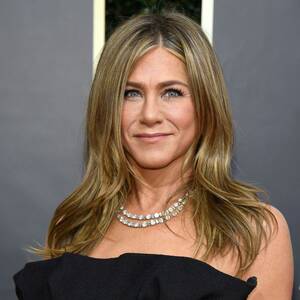 Jennifer Aniston Porn Captions - Jennifer Aniston's topless sideboob photo is a sight to behold