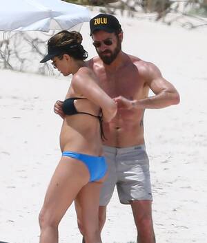 jennifer aniston ass beach sex - Jennifer Aniston In Bikini With Boyfriend On A Beach - NuCelebs.com