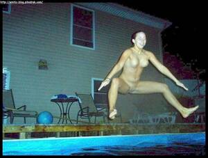 naked jumping - Naked chick jumping in the swimming pool Porn Pic - EPORNER