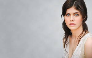 Alexandra Daddario Sexy Wallpaper - HD wallpaper: women, Alexandra Daddario, actress, celebrity, brunette,  simple background | Wallpaper Flare