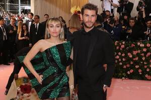 Celebrities Fucking Miley Cyrus - Miley Cyrus Tweets About Liam Hemsworth Breakup 2019 | POPSUGAR Celebrity