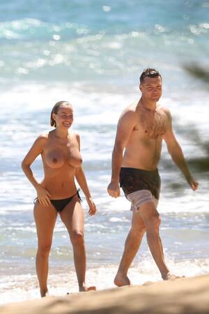 hawaiian topless - Lara Bingle topless on beach in Hawaii : r/celebnsfw