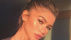 Ariana Grande And Zendaya Porn - Zendaya's Nude Makeup and Supernatural Highlighter on Instagram | Vogue