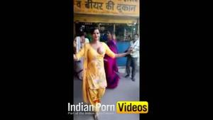 indian porn shop - Indianpornvideos Exclusive : Desi street girls doing naughty act front of  beer shop