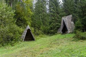 Lake Cabin Porn - Cabins-near-Lake-Synevyr,-Ukraine