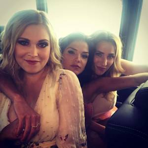 Jessica Harmon Porn - Eliza Taylor (Clarke), Marie Avgeropoulos (Octavia) and Jessica Harmon  (Niylah) on The 100