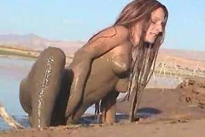 Mud Bog Fuck - Amateur Girl Masturbating In Quicksand