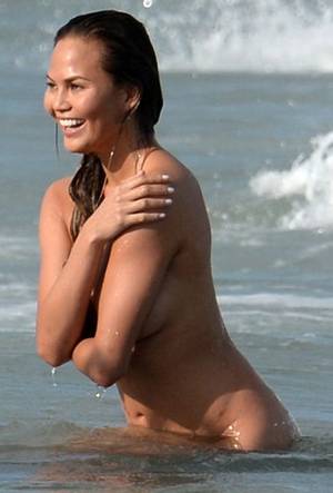 muejeres en miami beach naked - Chrissy Teigen, Miami Beach 2015