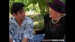 Granny Seduces Young - Granny Seduces Young Guy - XVIDEOS.COM