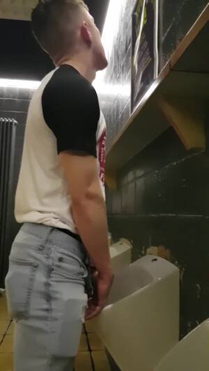 drunk teen boner - Urinal Spy | Drunk fratboy pee w/ boner - ThisVid.com