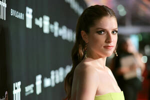 Anna Kendrick Pissing Porn - Anna Kendrick Reconsiders 'Alice, Darling' Press Tour, Talking Abuse