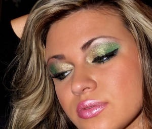 Green Lips Porn - She looks like a porn star but I like the gold and green eye makeup!