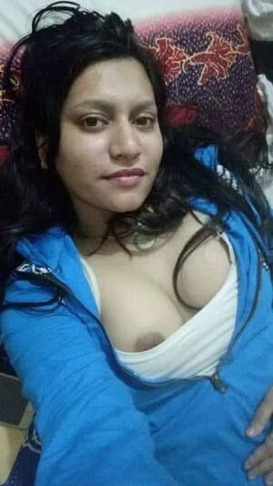 indian horny bhabhi - Tharki Indian Hot Bhabhi Ke Leaked Nude Selfies