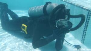 Double Hose Scuba Porn - FFM Diver Runs Out Of Air - ThisVid.com