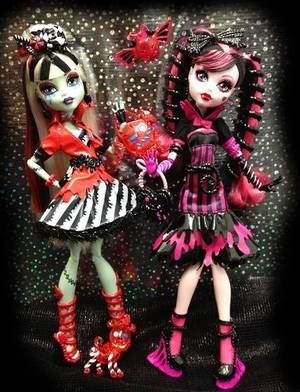 Les Monster High Porn - Monster High Sweet Screams Frankie and Draculaura. I want the Draculaura!