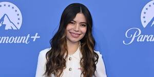 Miranda Cosgrove Porn Dp - Miranda Cosgrove Looks Unrecognizable in New iCarly On-Set Pic