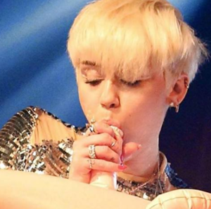 Imgur Miley Cyrus Blowjob - Miley Cyrus Gives Blow Job On Stage! (Oh yes!) - post - Imgur