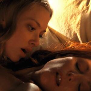 Amanda Seyfried Lesbian - Amanda Seyfried & Julianne Moore's Nude And Lesbian Sex Scenes From 'Chloe'